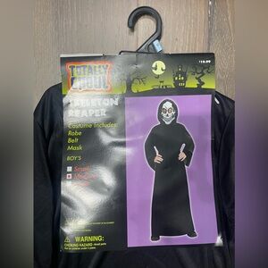 Totally Ghoul skeleton reaper. NWT. Medium includes: robe, belt, mask